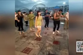 广场舞女神又来了，穿着短裤，动作扭起来，舞姿一个比一个妖娆