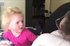 小宝宝看到爸爸亲妈妈时，吃醋、开心的反应都让人一天心情美美的图片