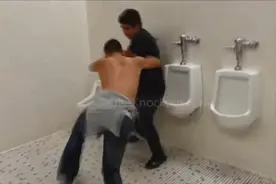 什么仇什么怨，两小伙在厕所火爆拼拳暴打一通视频封面