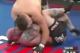 MMA赛场彪形大汉被悍将扑倒连续脚踢脚踹砸击！图片