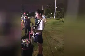 草坪歌手演绎梁静茹的“宁夏”，很美很动听图片
