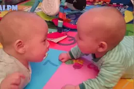 可爱的宝宝视频：婴儿之间可以互相交流，大人却完全听不懂，好逗图片