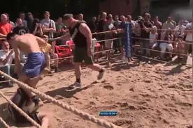 民间拳王格斗比赛罕见一拳打昏倒地不起图片