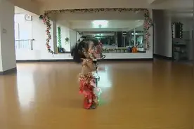 3岁小女娃跳肚皮舞，你给你几个赞？图片