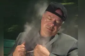 大叔吸烟时睡着了，烟头掉进了衣服里，看下路人的反应吧！图片