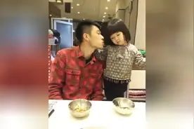 外甥女与老舅玩亲亲，妈妈都吃醋了图片