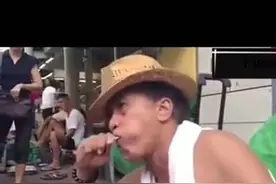 老伯将棒棒糖含在嘴里，三下两下就把能把游客形象给舔出来。视频封面