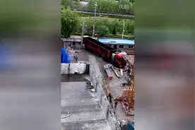 半挂车那么长，倒车能看得到车后面的东西么？图片