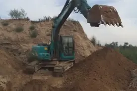 自己给自个儿挖坑，这挖机还是胆大不怕掉下去！图片