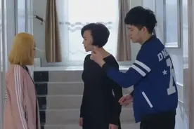 老妈无意看到儿子的聊天记录，顿时明白了一切，立马叫女孩滚视频封面