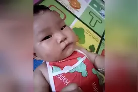 宝宝不喜欢吃手，喜欢吃脚，被妈妈发现后只能乖乖的图片