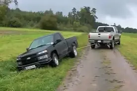 司机不小心开沟里去了，无奈请求帮忙，看下是怎么救援的！图片
