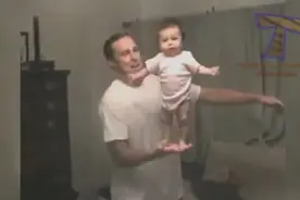 刚会站的小婴儿就这样被爸爸玩坏了，萌萌的样子好可爱图片