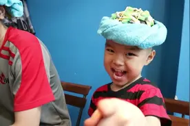 一家只剪男生发型的理发店，生意火爆