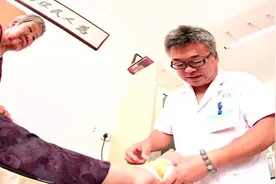 百年中医骨科传承人：免费复位脱臼儿童 帮病人尽快康复是第一位
