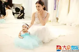 贾静雯咘咘同穿婚纱镜子里藏秘密 揭秘贾静雯伊能静二胎姐弟恋待遇差这么多图片