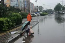 石家庄大叔徒手清下水道口垃圾获赞 避免积水无法通行图片