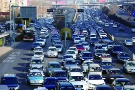 济南司机吐槽经十路堵车严重时曾失禁！赞成双排专用道图片