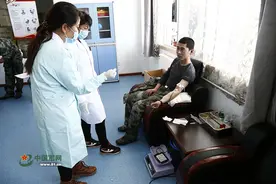 最感动 | 阿里军分区官兵紧急献血救群众图片