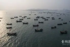航拍鱼鸣嘴村落与海景 青岛的"天涯海角"图片