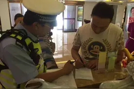 长春交警青年突击队走进桂林路临街商铺图片