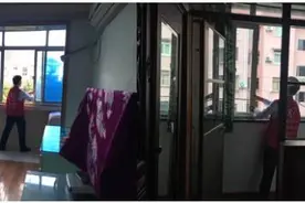 太平洋房屋：爱心志愿者雨天为业主关窗 您身边的好邻居图片