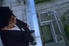 拍戏的时候站在高楼顶的边缘，有没有保护措施