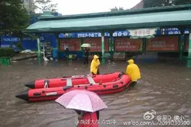河北燕郊路面积水过膝 市民拉出气垫船图片