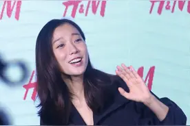 动起来！王珞丹单脚站瑜伽球平衡感爆棚 与许魏洲大展技能引粉丝惊叫图片