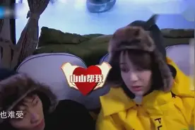 杨紫生理期被要求脱鞋踩雪吃冰棒，王俊凯和张一山的反应截然不同视频封面