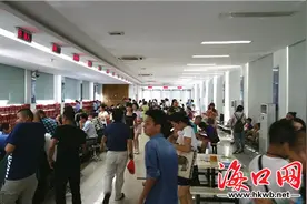 办证高峰来袭 海口龙华办证中心加班加点为民服务图片