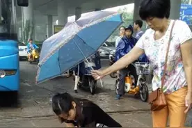 最美90后护士雨中跪地救人 膝盖磨破全身泥图片