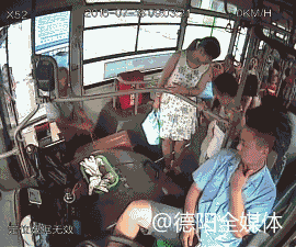 男子抱纸箱乘公交说装的“炸弹” 防爆队员打开只发现30双胶鞋图片