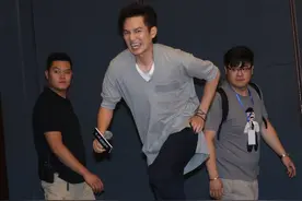 奔跑的表情包！钟汉良航班延误姗姗来迟 频向粉丝挥手致歉卖萌博同情图片