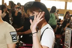 160722 防弹少年团金浦出国赴北京 稍显疲惫不忘粉丝福利图片