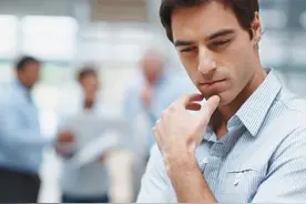 专家:自信的人往往能临危不乱并做出正确的决定图片