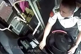 正能量 小美好！️小同学上车发现钱丢了，公交司机笑着安慰，并自掏腰包垫付车费视频封面