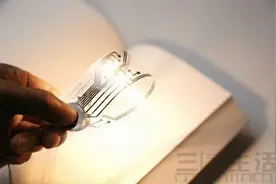 晚上看书不再愁，能发光的Bookmark Light书签图片