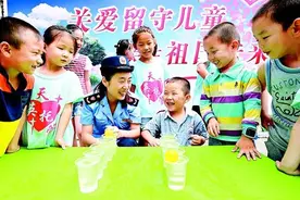 结对帮扶留守儿童图片