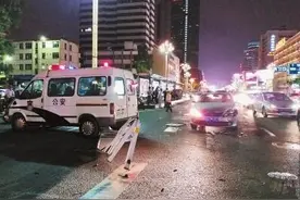 警车行驶中与前车辆发生碰撞 司机猛打方向撞上对向轿车图片