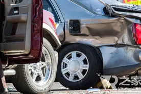 新手司机必修课 英司机将感受模拟车祸图片