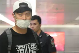 陈赫着“创造”T恤睡眼惺忪独自抵沪 见跟拍一脸懵比为粉丝签名显亲和图片