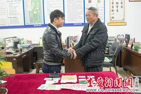 苦寻失主半月 六旬老人终将拾得钱包“完璧归赵”图片