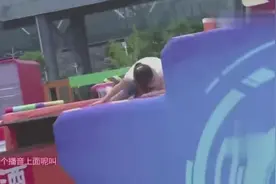 女选手来闯关一路颠簸，跌宕起伏落水后眼镜都掉了视频封面