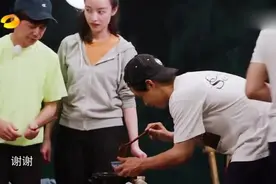 吕思清为什么会和黄磊成为朋友？黄磊：我们俩是邻居视频封面