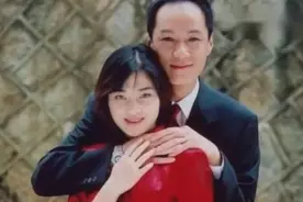 42岁梅婷生活难自理，可恨前夫断脚筋，产后暴瘦30斤成了这般模样视频封面