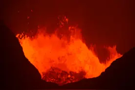 看着都热！近距离看火山翻滚的熔岩湖~视频封面