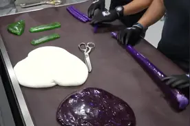 手工硬糖制作过程，那么大的糖变成精致的小糖块，真不简单