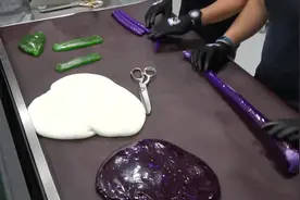 手工硬糖制作过程，那么大的糖变成精致的小糖块，真不简单