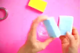 抠掉指甲油是大忌 用这个方法 轻松卸除指甲油视频封面